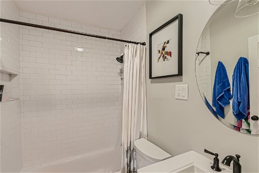 30 Bathroom 5.jpg
